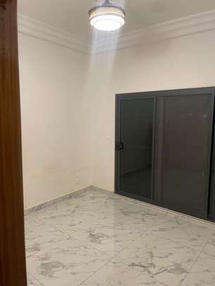 Moderne et chic 2 chambres salon image 8