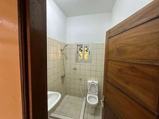 Maison spacieuse avec sol marbre et escalier intérieur image 10