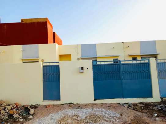 Maison moderne sécurisée avec grand portail bleu image 11