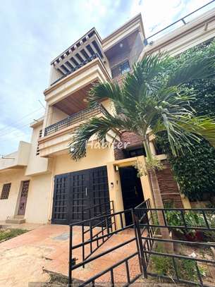 Villa R+2 à louer aux Almadies 2 image 1