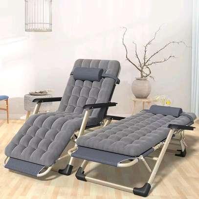 Fauteuil relax gris avec repose-pieds et coussin épais image 2