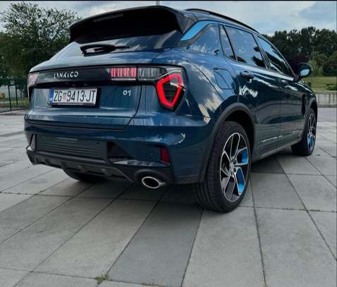 Lynk & Co 01 SUV hybride Bleu métallisé image 5
