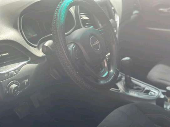 Jeep Cherokee image 4