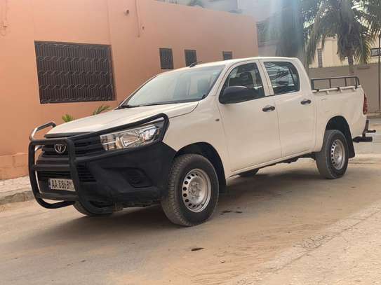 Toyota Hilux image 2