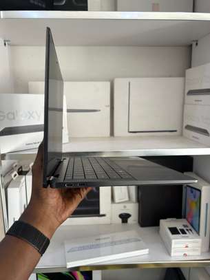 Dell Latitude 9440 X360 - I7 13e VPro | 16GB RAM | 256 image 3