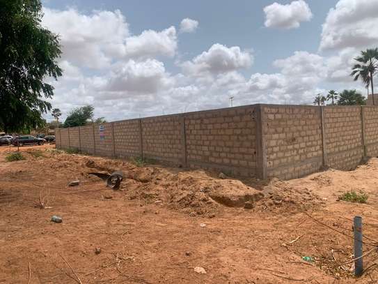 ESPACE CLOTURE 1300 M2 A LOUER A MBODIENE RTE DE TIVAOUANE image 2