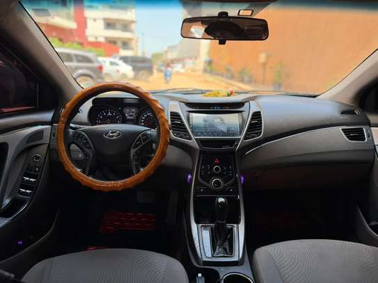 Hyundai Elantra berline blanche fiable et économique image 7