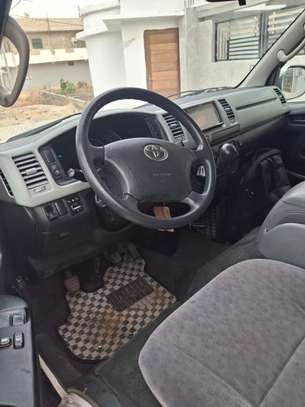 Mini bus Hiace image 2