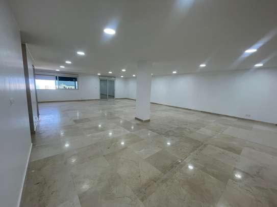 Espace bureau lumineux grand volume avec vue ville image 6