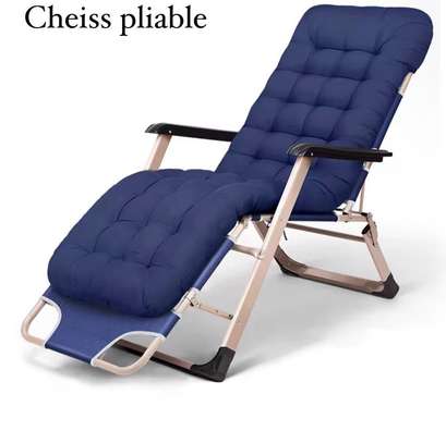 Chaise longue pliable gris avec coussin épais image 2