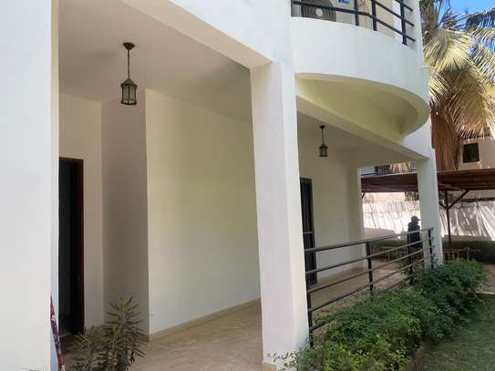 Villa avec jardin et piscine aux almadies image 3