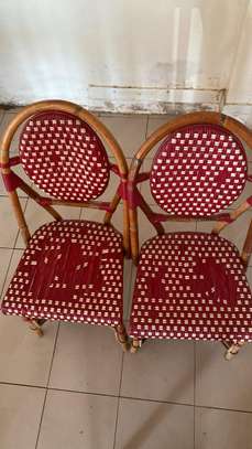 Table et chaises en rotin image 3