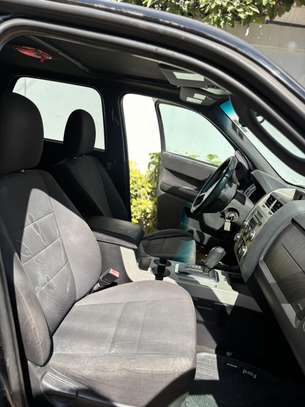 Ford SUV noir robuste et spacieux image 5