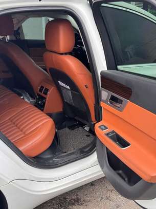 Jaguar XF berline luxe blanc performance image 8
