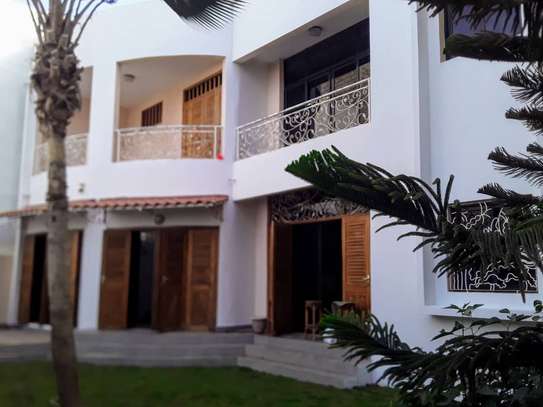 Belle villa R+1a vendre aux Almadies  Dakar image 8