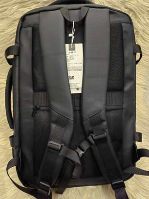 Sac à dos imperméable noir robuste et ajustable image 7