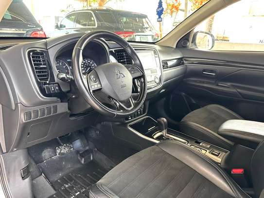 Mitsubishi Outlander image 11
