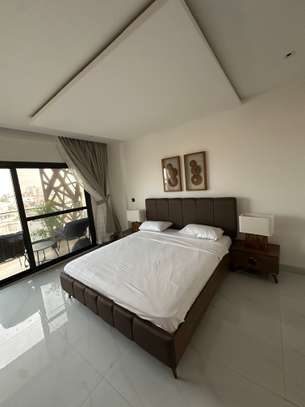 Appartement, une piscine à débordement, salle de sport image 3