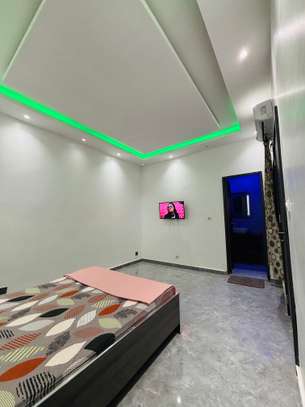 Chambre spacieuse avec climatisation et LED design image 7