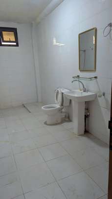 A louer un grand apartuman de 2chambrsalon kuisine 3toilette image 3