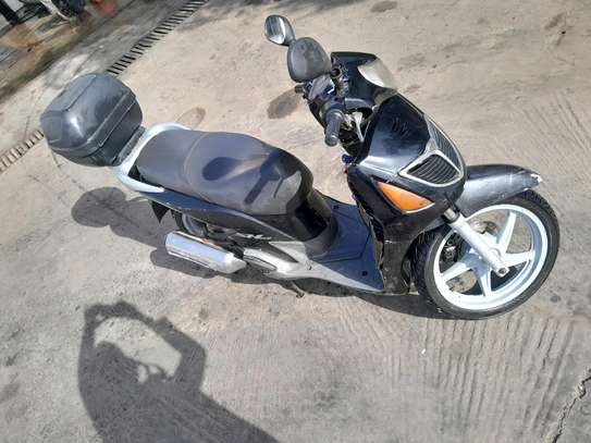 Yekh Gnak Moto Honda SH en très bon état. image 7