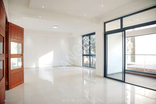 Ref_2088_GL  Appartement de 170 m² à louer au point E image 1