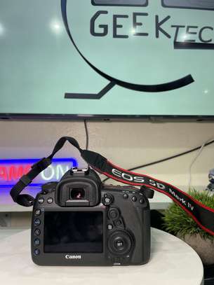 Canon EOS 5D MARK IV image 6