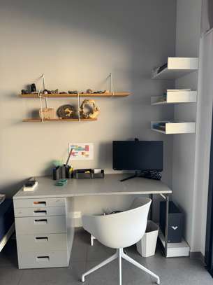 Bureau en bois gris image 2