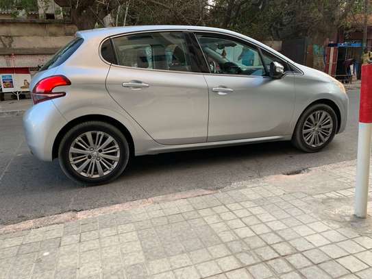 Peugeot 208 image 8