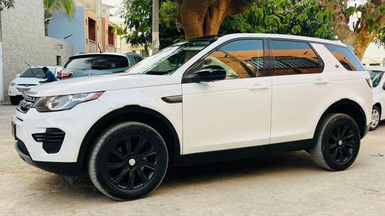 Land Rover Discovery Sport blanc jantes noires SUV image 4