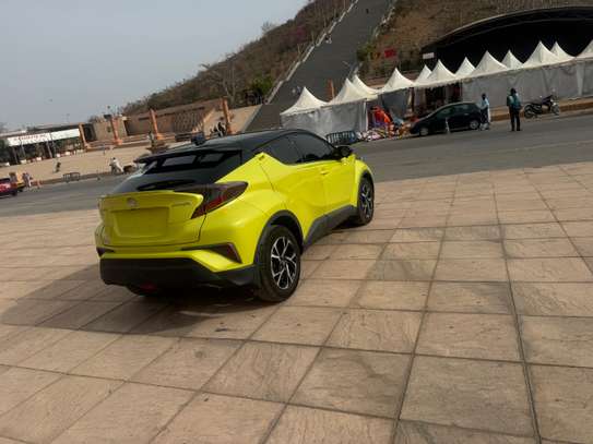 Toyota C-HR SUV Compact vert Fluo Vif Maniable image 3