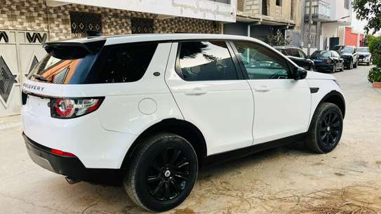 Land Rover Discovery Sport blanc jantes noires SUV image 6