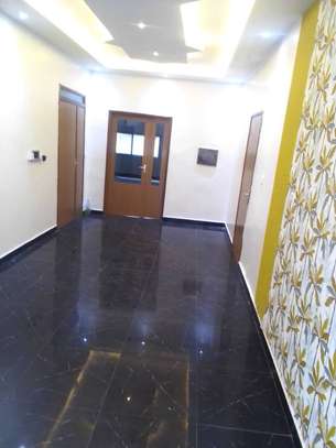 Trois chambres salon à louer par mois image 1