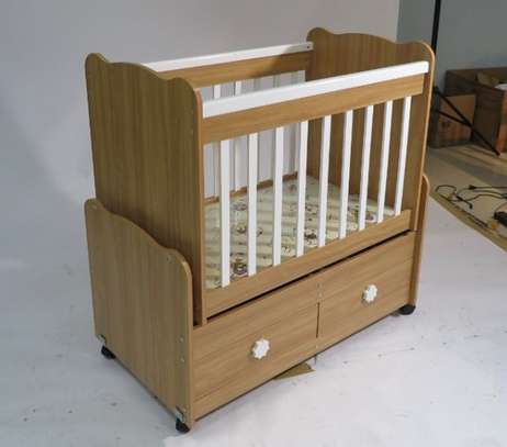 Lit bébé bois clair avec tiroirs et barrières blanches image 1