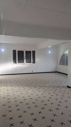 Villa basse de 1000 m² à louer à Dieupeul 1 image 10