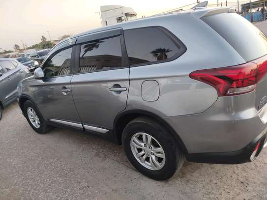 Mitsubishi Outlander image 6