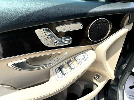 Mercedes-Benz GLC300 image 10