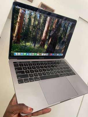Macbook 2019 core i5 image 3