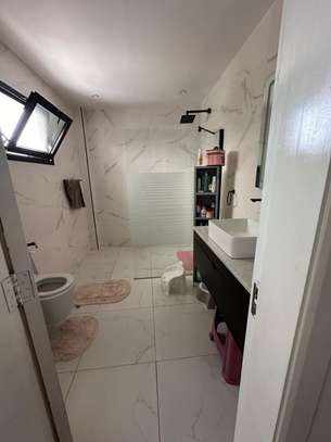 Duplex vide 4 chambres à louer au point E image 8