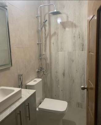 Moderne et chic 2 chambres salon image 9