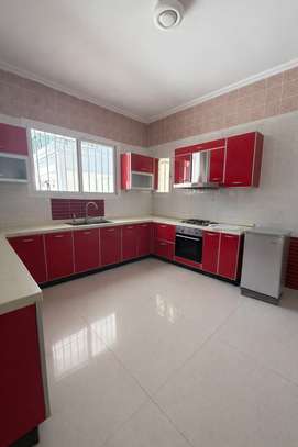 Villa de prestige R+2 aux Almadies image 8