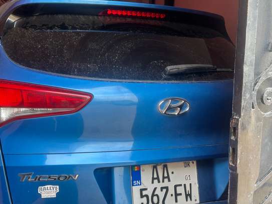 Hyundai Tucson SUV bleu spacieux et confortable image 3