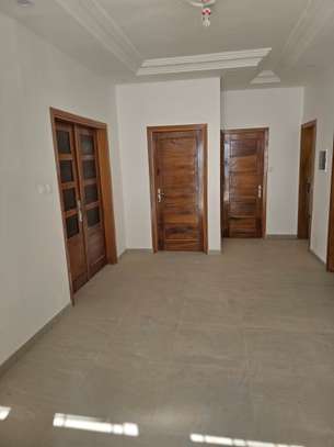 Propriétaire vend superbe villa a Saly image 5
