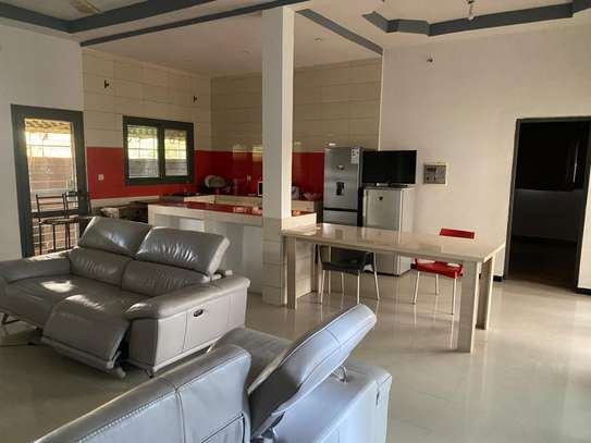 Maison moderne 2 étages avec piscine privée et balcon image 4