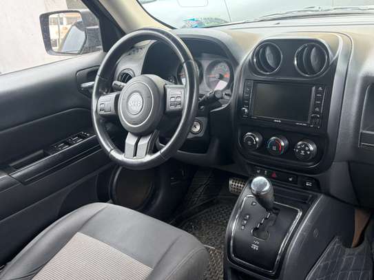 Jeep SUV noir patriot spacieux polyvalent et fiable image 6