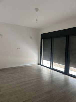 Appartement semi-équipé au point E image 3