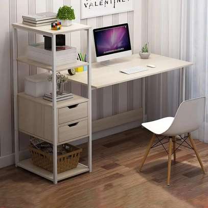 BUREAU D’ORDINATEUR AVEC ETAGERE BEIGE image 1