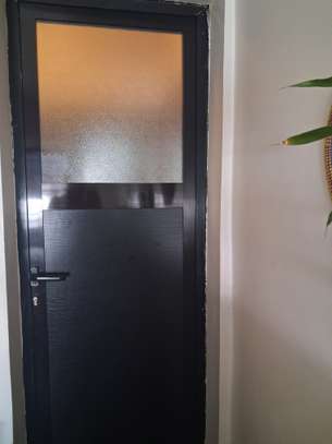 Porte intérieure noire alu vitre sablée standard image 2