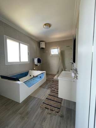 Villa pied dans l'eau de 400m² à vendre à Ngaparou image 4