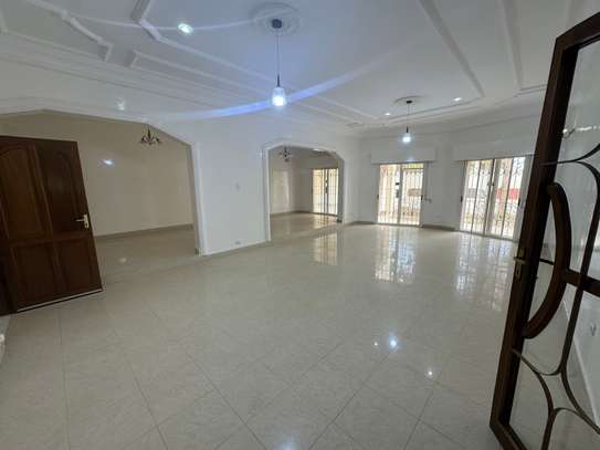 Villa à louer F6 aux almadies image 1